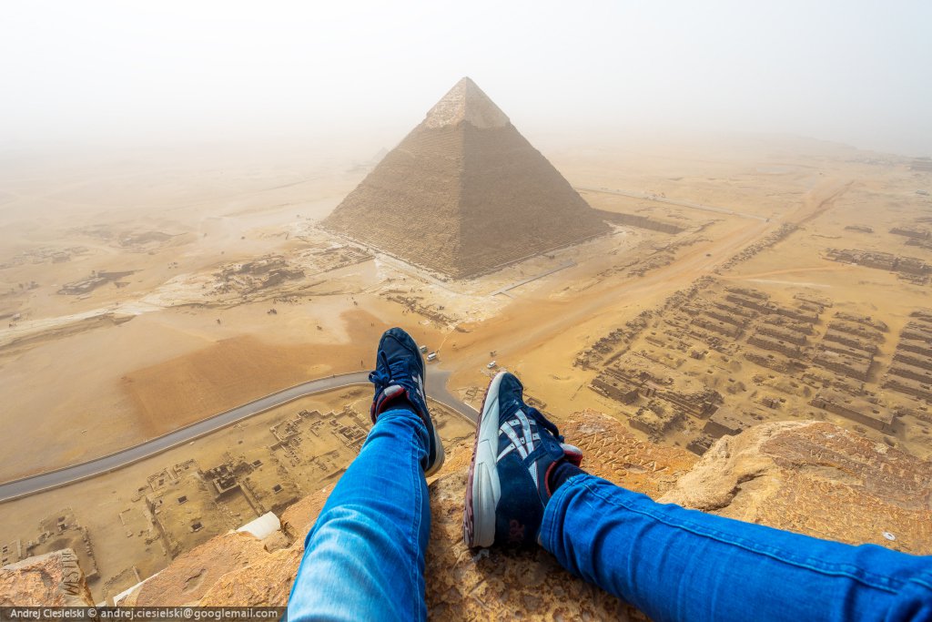 Jovem escalou ilegalmente uma pirâmide egípcia! Magnífico o que descobriu no topo da pirâmide!