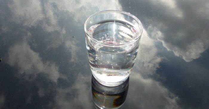 Estudo afirma que só devemos beber água apenas quando sentimos sede