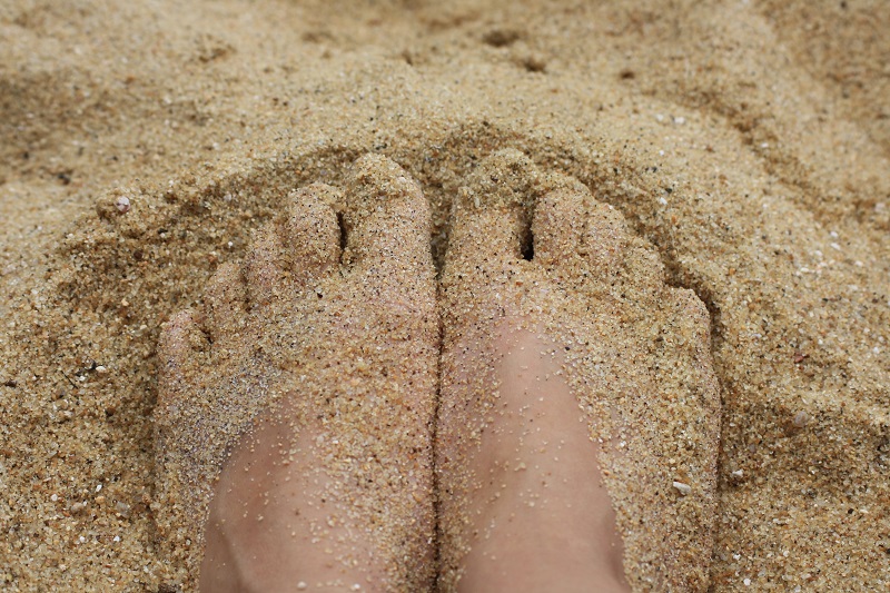 Já conheces o truque infalível para tirar a areia do corpo? Vê aqui como se faz!
