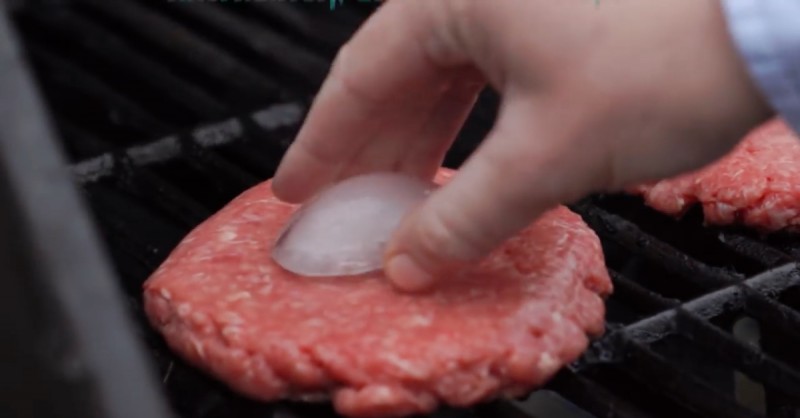 Coloca um cubo do gelo na carne enquanto está a assar e surpreende-te com o resultado! Vais fazê-lo sempre!