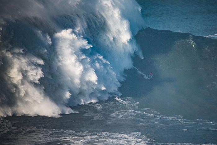 Maya Gabeira surfou onda gigante em Nazaré no passado domingo que a poderá colocar no Guinness