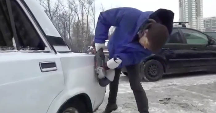 Cortou traseira de carro mal estacionado para poder estacionar. Só mesmo na Rússia!