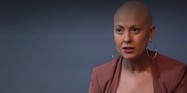 Rebeca mostra a dura realidade da quimioterapia