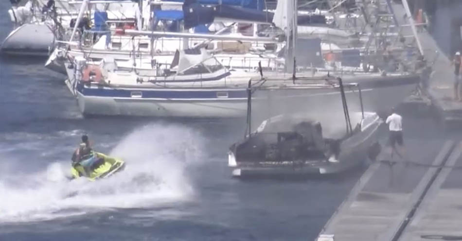 Homem usa mota de água para apagar chamas num barco nos Açores