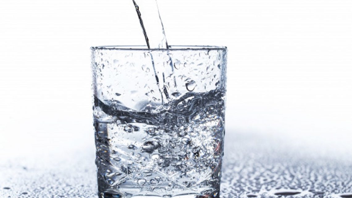 Truques para beberes mais água enquanto estás em casa