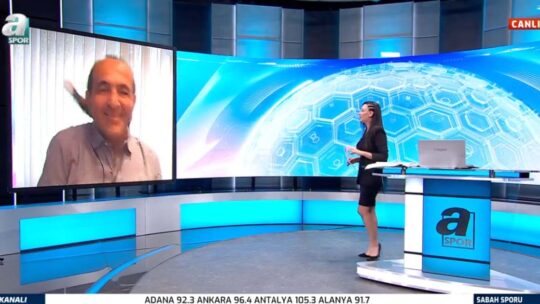 Comentador desportivo turco leva “chapada” do seu gato em direto na TV
