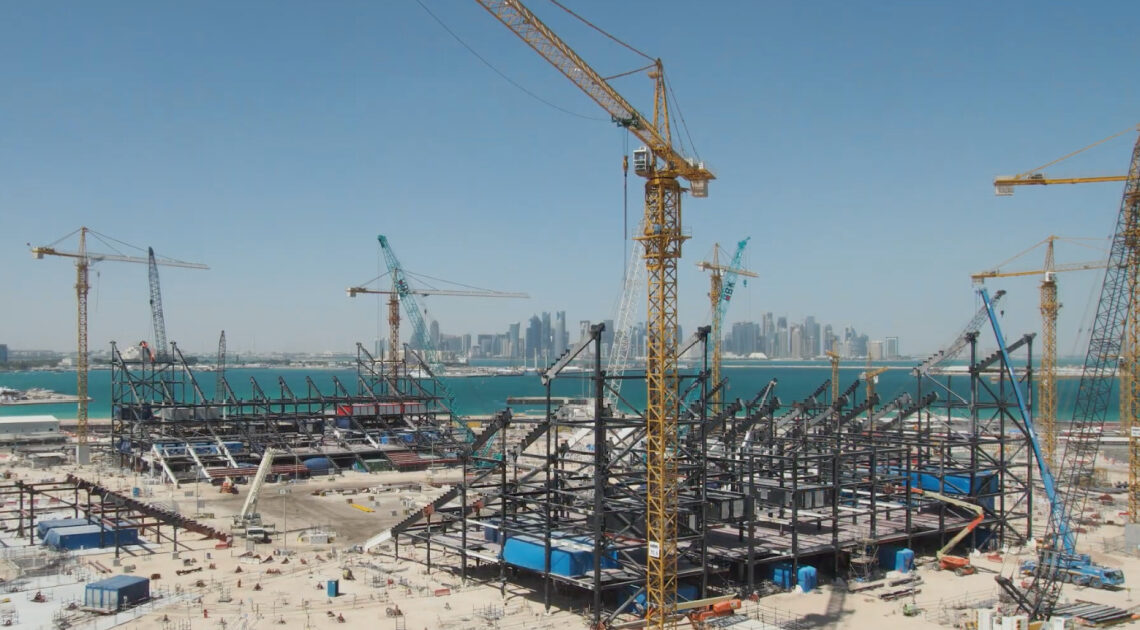 Como construíram um estádio com 974 contentores de carga para o Mundial do Qatar