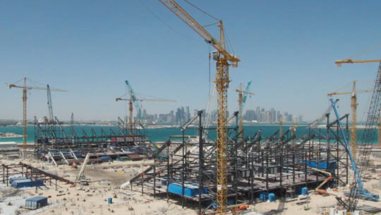 Como construíram um estádio com 974 contentores de carga para o Mundial do Qatar